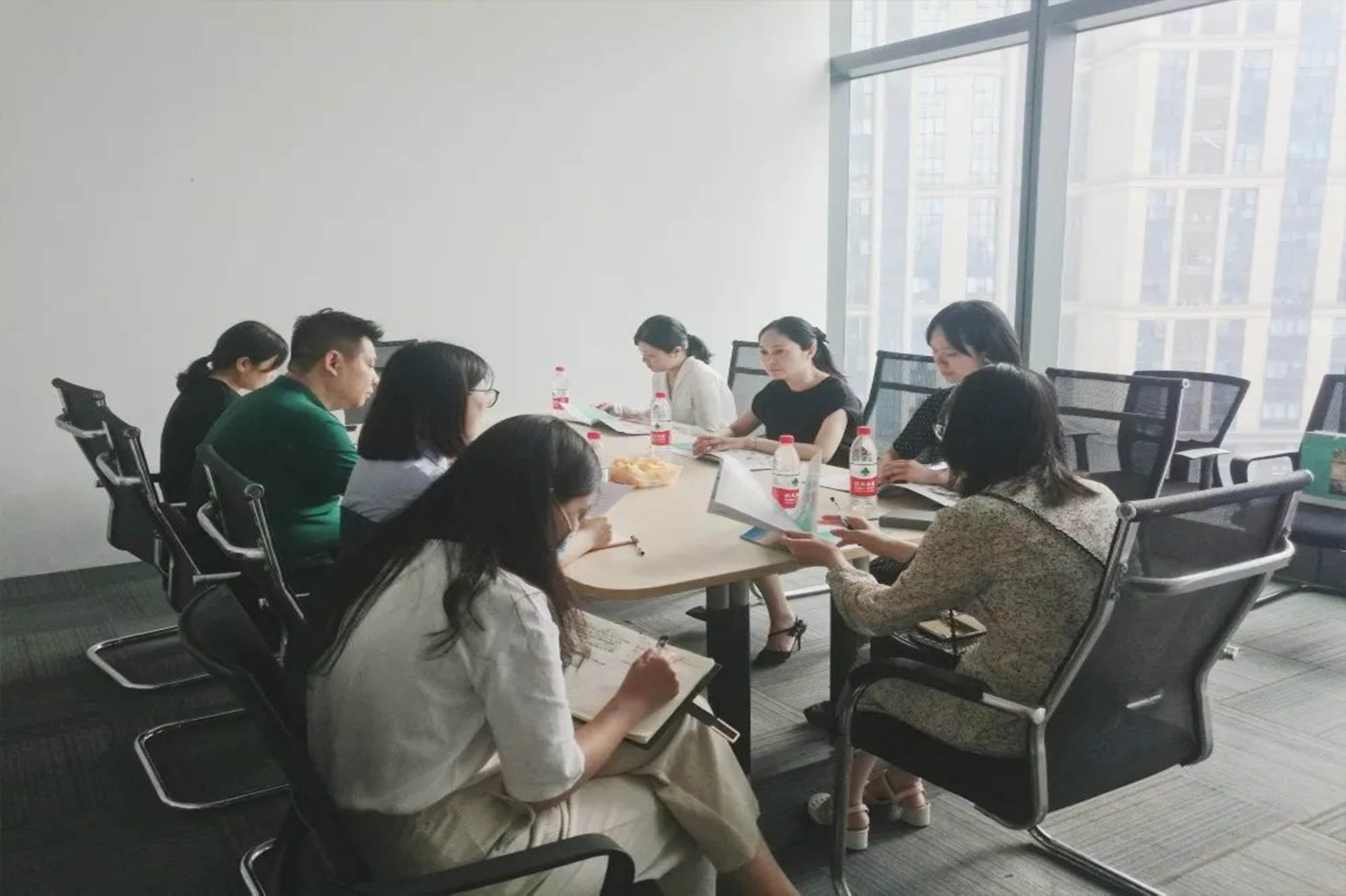 芙蓉区组织部副部长两新工委书记钟海荣现场指导才智公司党建工作