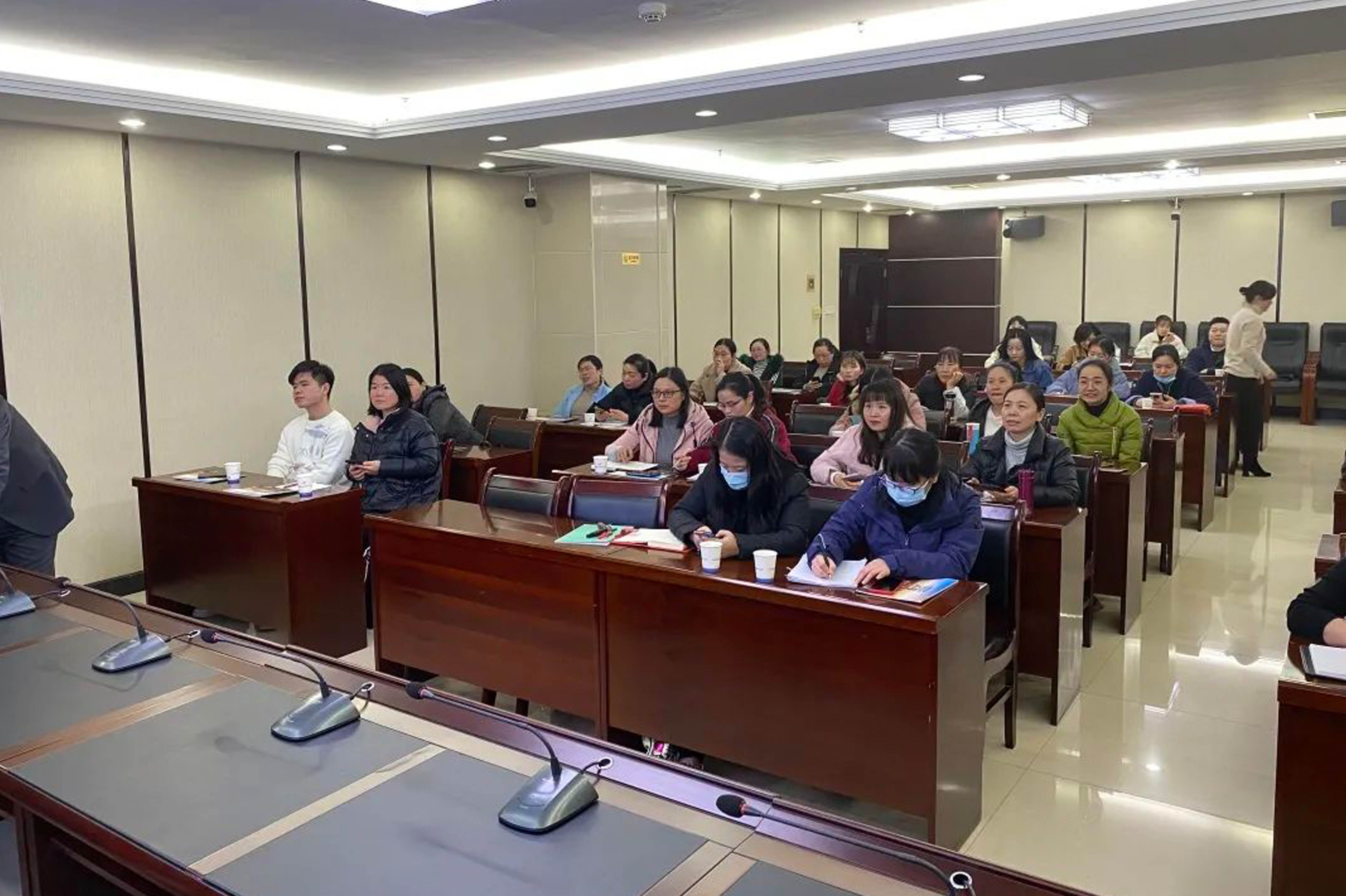 株洲芦淞区工业园应邀 湖南才智管理咨询有限公司进行人力资源政策宣讲